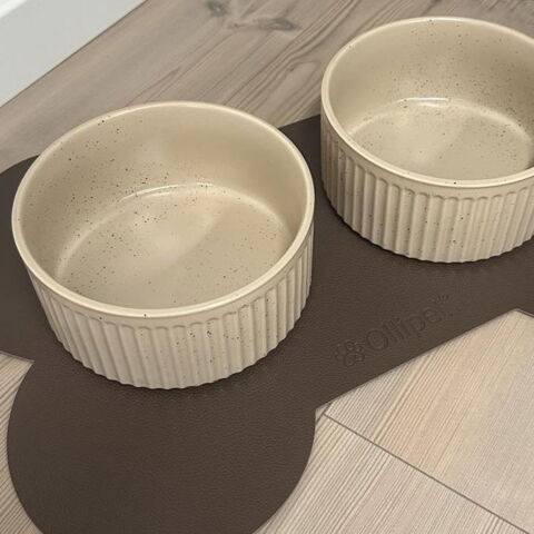 Ollipet Spiseunderlag | Bone med Ollipet Alice keramikskåle. Medfølger ikke.